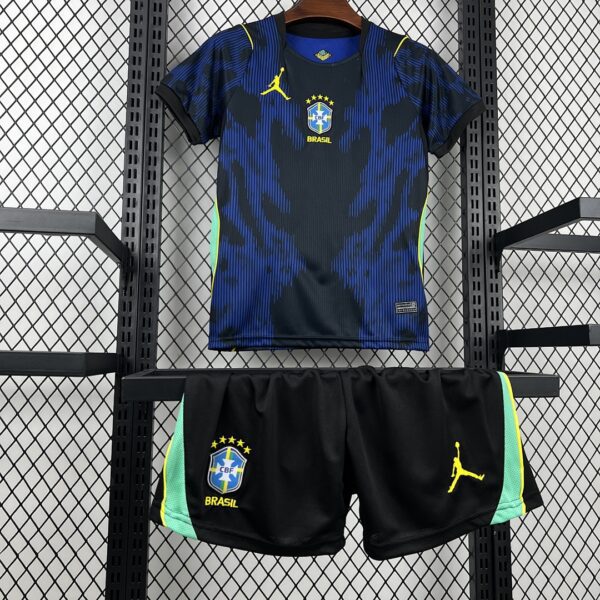 Camiseta Brasil Mundial 2026 Visita Nino - detalle logo Jordan y escudo