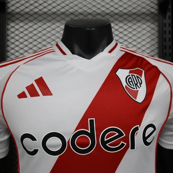 Camiseta River Plate 2024/25 Local - detalle etiqueta HEAT.RDY y logo Adidas