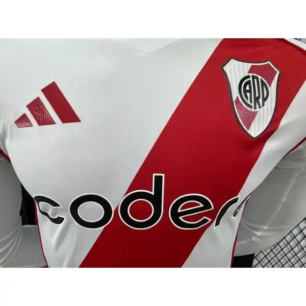 Camiseta River Plate 2024/25 Manga Larga Local Version Jugador - detalle logo Adidas