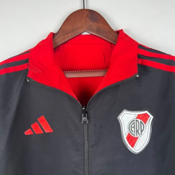Camiseta River Plate 23-24 Reversible - detalle franjas manga izquierda