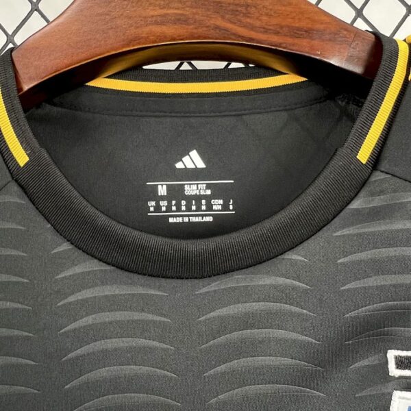 Camiseta Colo Colo 2025/26 Visita - detalle patrocinador Juga Bet