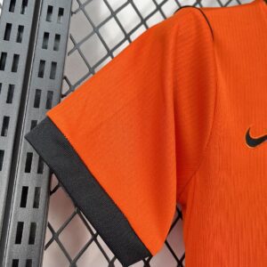 Camiseta Países Bajos 2026 Visita Nino - detalle hombro y manga