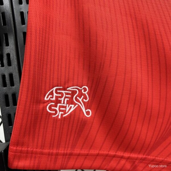 Camiseta Suiza 2026 Local - detalle cintura y banda lateral