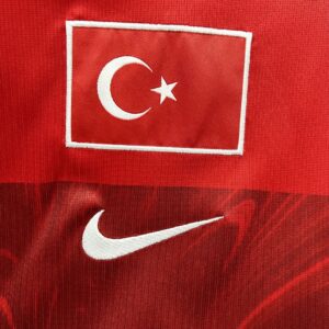 Camiseta Turquía 2026 Visita Niño - detalle del pecho con el escudo