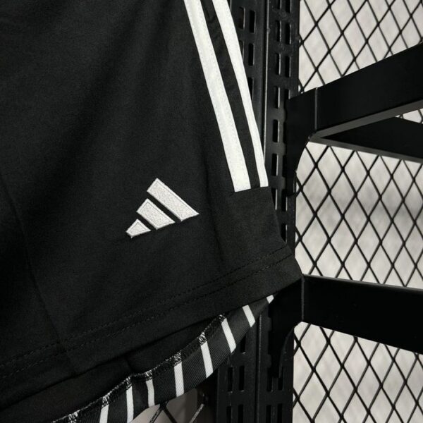 Short Colo Colo 2024/25 Local - detalle escudo lateral