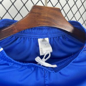 Short Universidad de Chile 2025/26 Local - detalle lateral con franjas