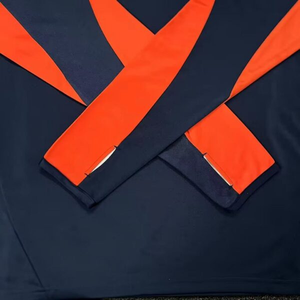 Conjunto de Entrenamiento Universidad de Chile 2025/2026 - detalle franjas Adidas en pantalón