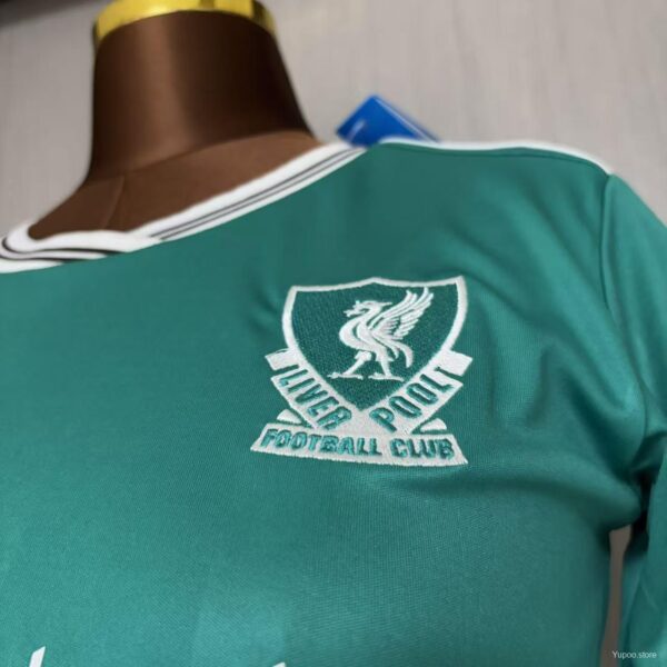 Camiseta Liverpool FC Visita Mujer - detalle del patrocinador Standard Chartered