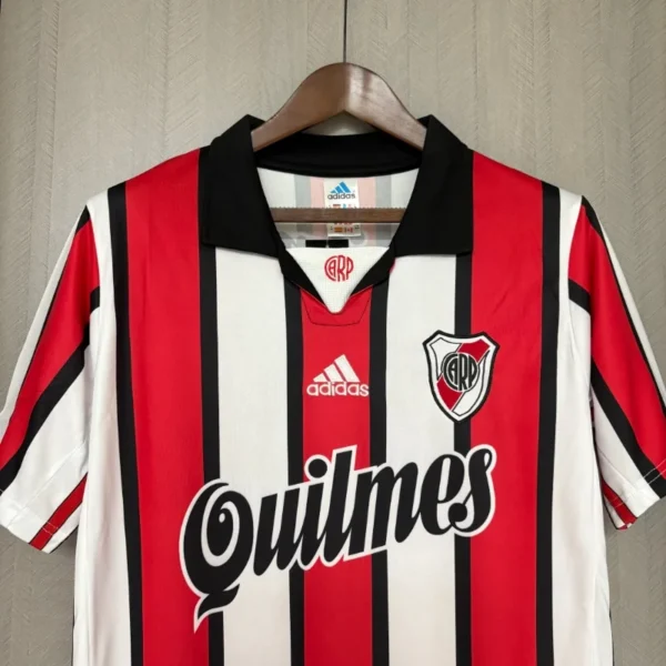 Camiseta River Plate 1999 Retro Local - detalle parte inferior y etiqueta