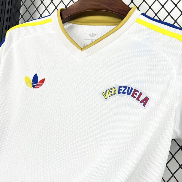 Camiseta Venezuela 2026 Alternativa Mujer - detalle cuello y hombro