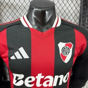 Camiseta River Plate 2025/26 Visita Manga Larga - detalle brazo y logo Adidas