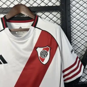 Camiseta River Plate 2025/26 Local - detalle parte inferior derecha