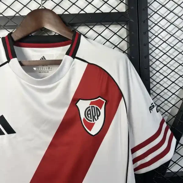 Camiseta River Plate 2025/26 Local - detalle parte inferior derecha