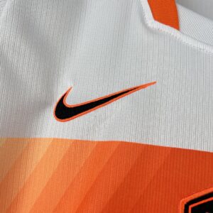 Camiseta Países Bajos 2026 Visita - detalle del bajo y etiqueta de autenticidad