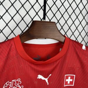 Camiseta Suiza 2026 Local - detalle de las mangas