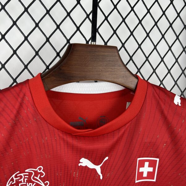 Camiseta Suiza 2026 Local - detalle de las mangas