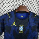 Camiseta Brasil Mundial 2026 Visita Nino - detalle escudo y patrón frontal