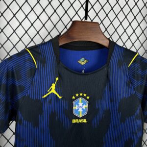 Camiseta Brasil Mundial 2026 Visita Nino - detalle escudo y patrón frontal
