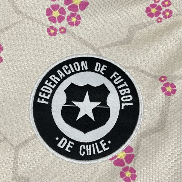 Camiseta Chile 2026 Visita - detalle logo Adidas
