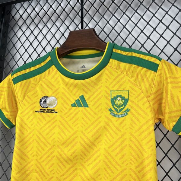 Camiseta Sudáfrica 2026 Local Niño - detalle cuello y hombro