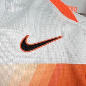 Camiseta Países Bajos 2026 Visita - detalle shorts y escudo