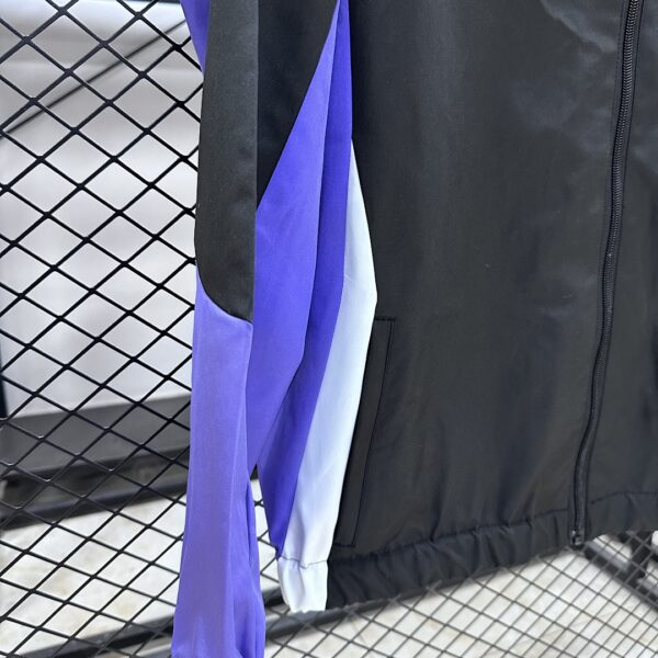 Cortavientos Colo-Colo - detalle logo Adidas
