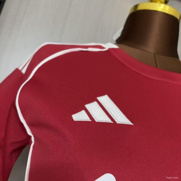 Camiseta Liverpool 2024/25 Local Mujer - detalle patrocinador Standard Chartered