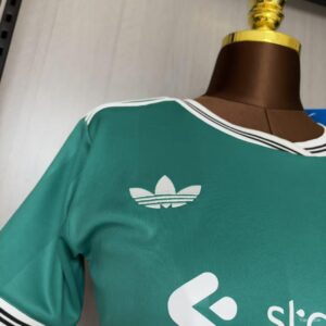 Camiseta Liverpool FC Visita Mujer - detalle del cuello y ribete blanco y negro