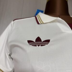 Camiseta Arsenal 2023/24 Visita Mujer - detalle parte inferior derecha con etiqueta