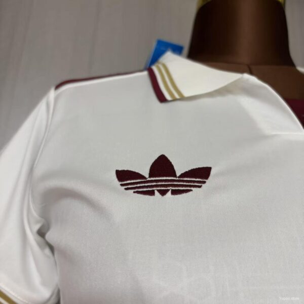 Camiseta Arsenal 2023/24 Visita Mujer - detalle parte inferior derecha con etiqueta