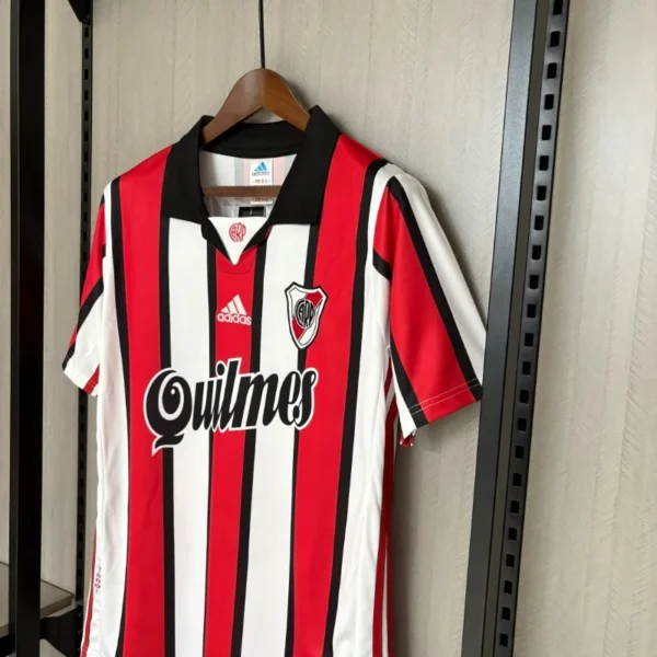 Camiseta River Plate 1999 Retro Local - detalle de franjas y mangas