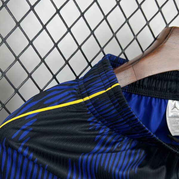 Camiseta Brasil 2026 Arquero - detalle del borde con acento verde