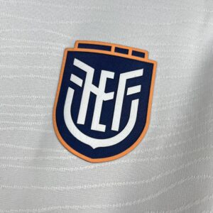 Camiseta Ecuador 2026 Visita - detalle del diseño gráfico en el lateral izquierdo