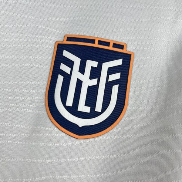Camiseta Ecuador 2026 Visita - detalle del diseño gráfico en el lateral izquierdo