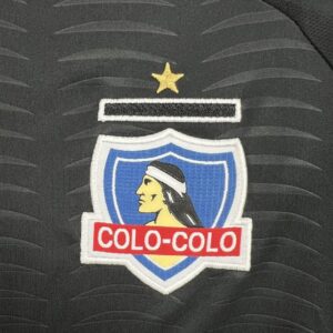 Camiseta Colo Colo 2025/26 Visita - detalle manga y laterales amarillos