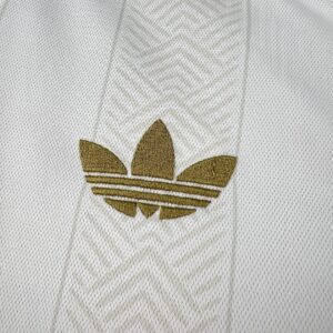 Camiseta Sudafrica Mundial 2026 Retro Blanca - vista lateral del diseño