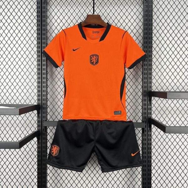 Camiseta Países Bajos 2026 Visita Nino - detalle pantalón corto y swoosh