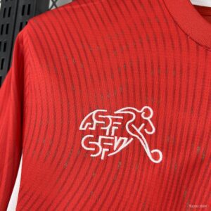Camiseta Suiza 2026 Local - detalle de manga y panel lateral