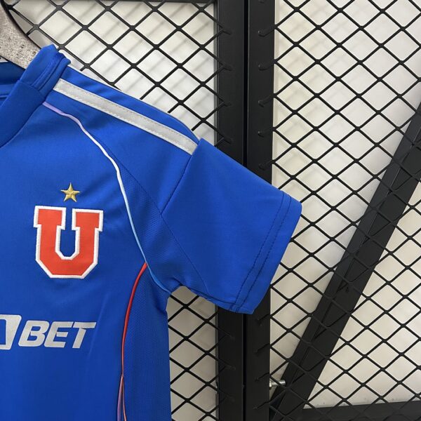 Camiseta Universidad de Chile 2025/26 Local Niño - detalle del logo Adidas en el short