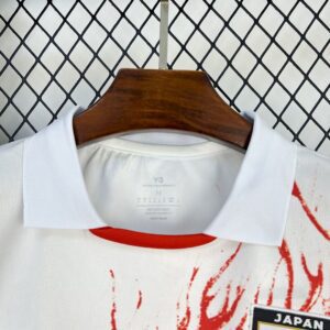 Camiseta Japón 2025/26 Local Y3 Flame Edition - detalle del cuello blanco