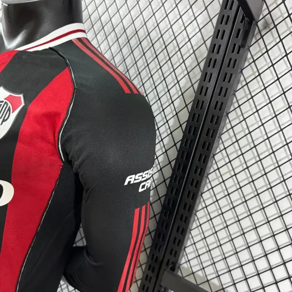 Camiseta River Plate 2025/26 Visita Manga Larga - detalle cuello