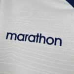 Camiseta Ecuador 2026 Visita - detalle del ribete azul en la manga derecha