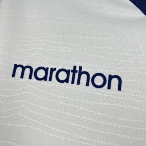 Camiseta Ecuador 2026 Visita - detalle del ribete azul en la manga derecha