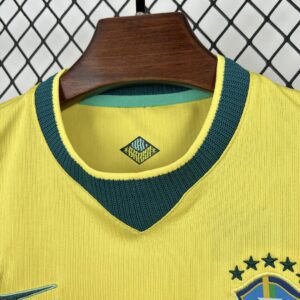 Camiseta Brasil 2026 Local - detalle logo Nike en shorts