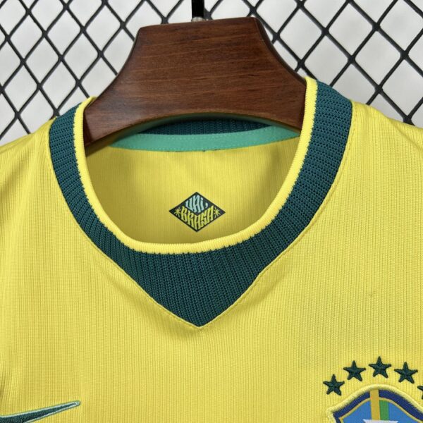 Camiseta Brasil 2026 Local - detalle logo Nike en shorts