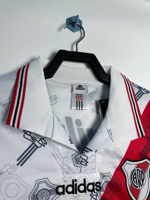 Camiseta Niño River Plate 1996 Retro Local - detalle dobladillo