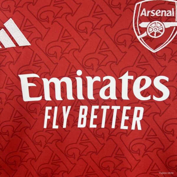 Camiseta Arsenal 2023/24 Local - detalle logotipo Adidas y Emirates