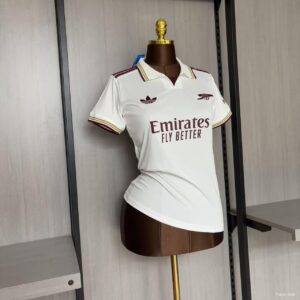 Camiseta Arsenal 2023/24 Visita Mujer - vista de la prenda en maniquí
