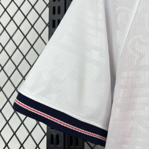 Camiseta Inglaterra Mundial 2026 Pre-Partido - detalle diseño lateral rojo