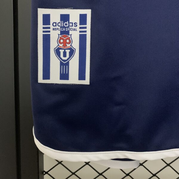 Camiseta Universidad de Chile 2001/2002 Retro Local - detalle central
